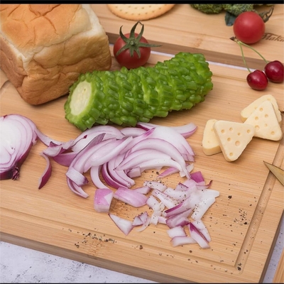 Tajadera de la tabla de cortar de bambú casera adaptable de la cocina con el fregadero