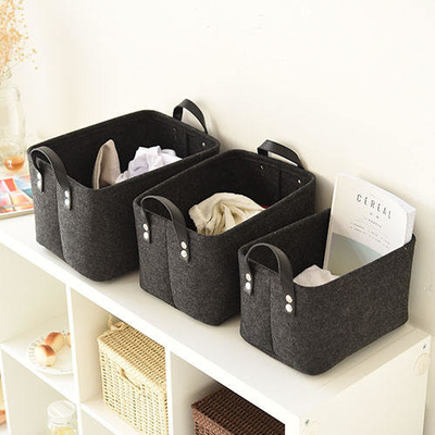 Contenedores de almacenamiento de fieltro rectangulares modernos en gris y negro organizados con estilo