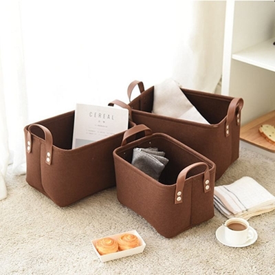 Contenedores de almacenamiento de fieltro rectangulares modernos en gris y negro organizados con estilo