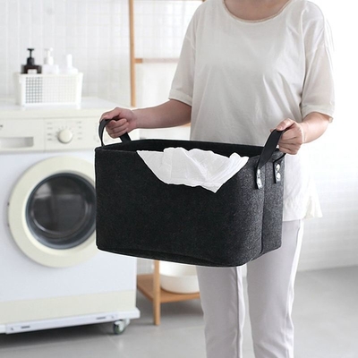 Contenedores de almacenamiento de fieltro rectangulares modernos en gris y negro organizados con estilo